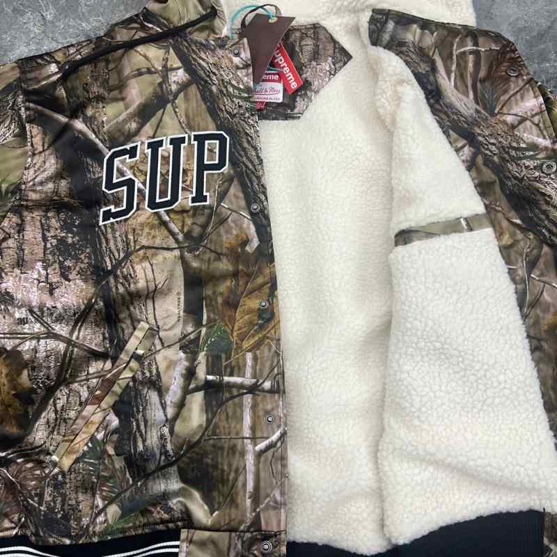 Jaqueta Supreme x Mitchell & Ness Varsity Satin AP Camo