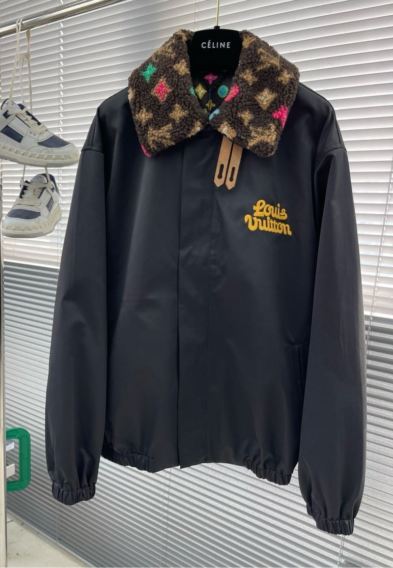 Jaqueta Louis Vuitton Aviator Monogram Fleece Collar