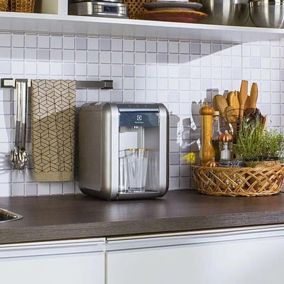 Purificador de Água Gelada Fria e Natural Elétrico Compacto Eletronico placa Electrolux cinza prata com Painel Touch Bivolt PE11X